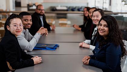 工商管理硕士 Students at Table